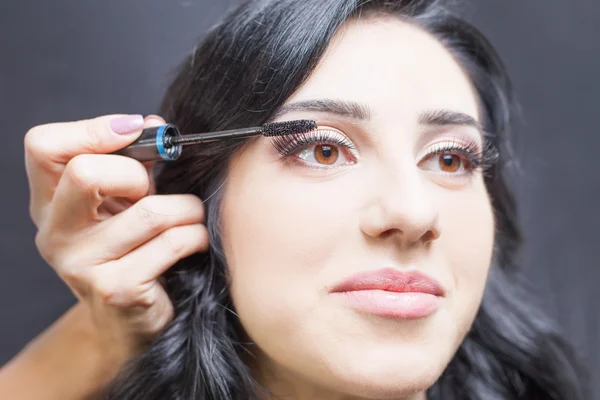 Makeup artist doing make up for beautiful arabian woman — Stock Photo, Image