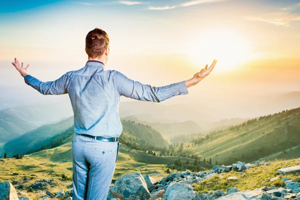 Hombre de negocios en la cima de la montaña sentado y pensando — Foto de Stock