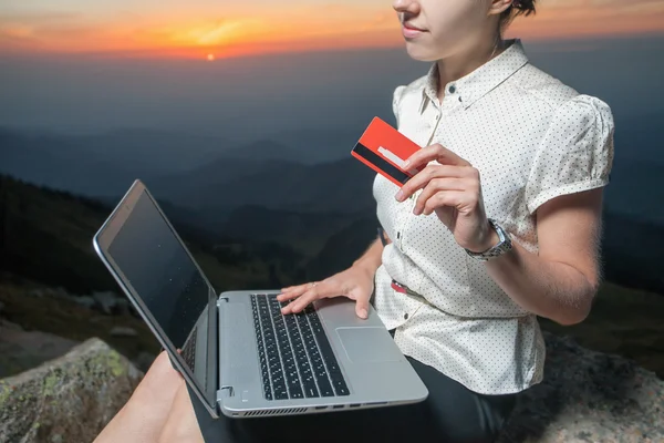 Erfolgreiche Geschäftsfrau auf dem Gipfel des Berges mit dem Laptop — Stockfoto