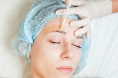 Epilasyon veya düzeltme kaş alma spa salonda güzel kadın