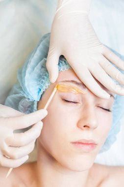 Epilasyon veya düzeltme kaş alma spa salonda güzel kadın