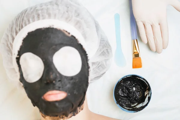 Rejuvenation and skincare in spa salon with mud face mask — Stock Photo, Image