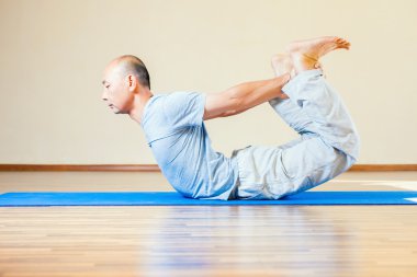 Egzersiz Yoga kapalı yapan erkek