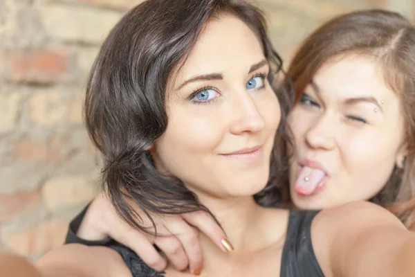 Dvě dívky šťastné, aby selfie na fotoaparát nebo mobilní telefon — Stock fotografie