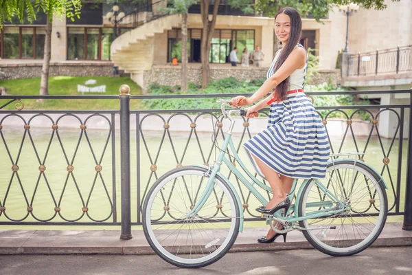 Niebieski rocznika miasto rowerów, koncepcję działania i zdrowego stylu życia — Zdjęcie stockowe