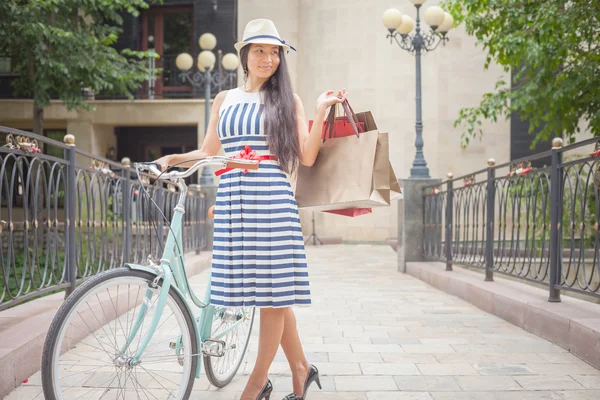 Vacker asiatisk kvinna resa med staden vintage cykel — Stockfoto