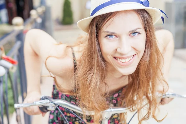 Closeup happy pretty woman travel to Paris by city bicycle — Stock Photo, Image