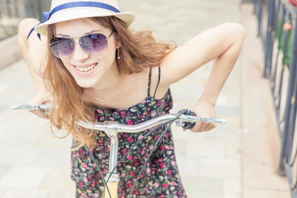 Closeup happy pretty woman travel to Paris by city bicycle — Stock Photo, Image