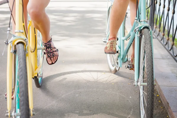 Women riding and travel by vintage city bicycles — Stock Photo, Image