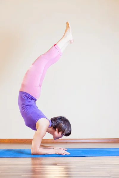 Asiatisk kvinna gör utövandet av yoga på mat — Stockfoto