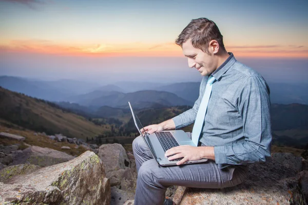 Conceito de pagamento on-line por cartão de plástico através da Internet Banking — Fotografia de Stock