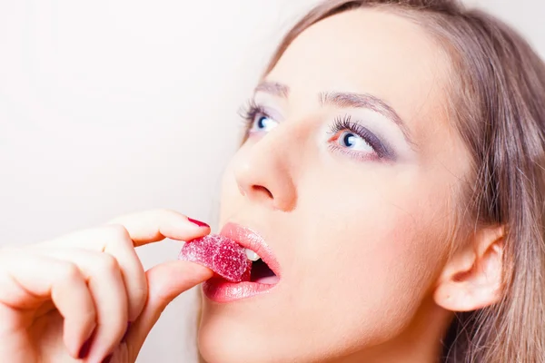 Mujer glamour con maquillaje de belleza comiendo mermelada roja . — Foto de Stock