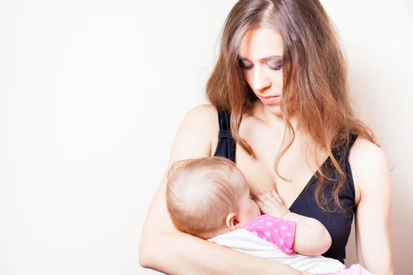 Bela mãe amamentando um bebê recém-nascido — Fotografia de Stock