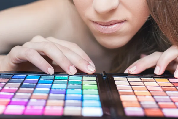 Belle femme avec palette colorée pour le maquillage de mode — Photo