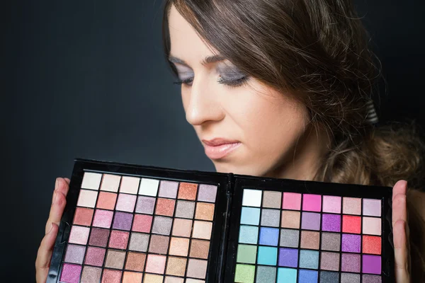 Attraktive Frau mit bunter Palette für Mode-Make-up — Stockfoto