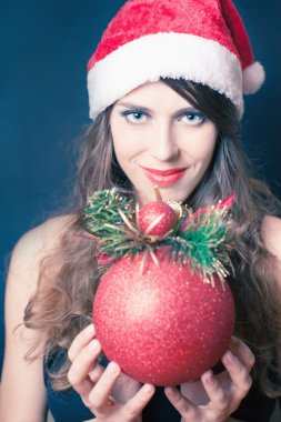 Santa şapka giymiş kız bir Noel dekorasyonu holding