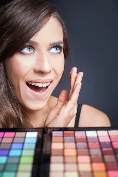 Mulher surpresa com paleta colorida para maquiagem de moda — Fotografia de Stock