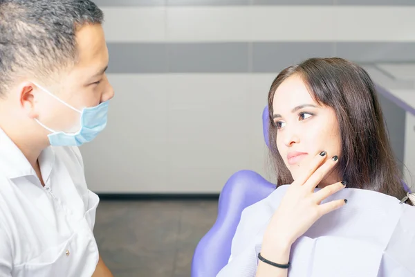 Paciente con dolor de muelas visita a un dentista médico . — Foto de Stock