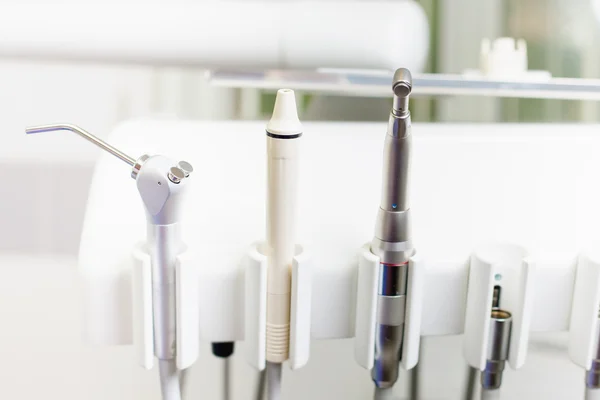 Close-up tandheelkundige instrumenten of instrumenten met een tandheelkundige kliniek — Stockfoto