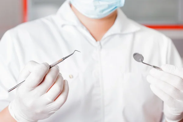Odontólogo médico tratamiento con herramientas o instrumentos dentales — Foto de Stock