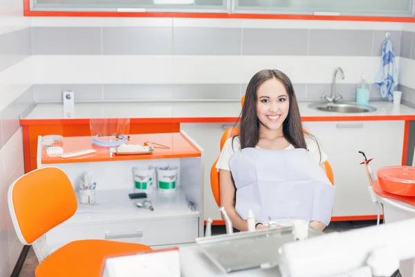 Happy patient at stomatological clinic. — Stock Photo, Image