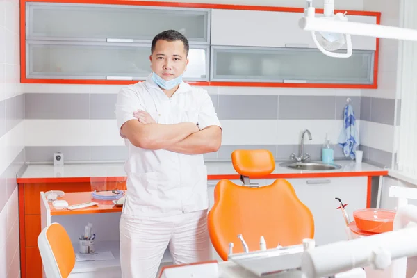 Médico dentista exitoso en clínica estomatológica . — Foto de Stock