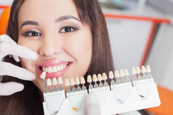 Linda mulher asiática sorriso com dentes saudáveis branqueamento — Fotografia de Stock