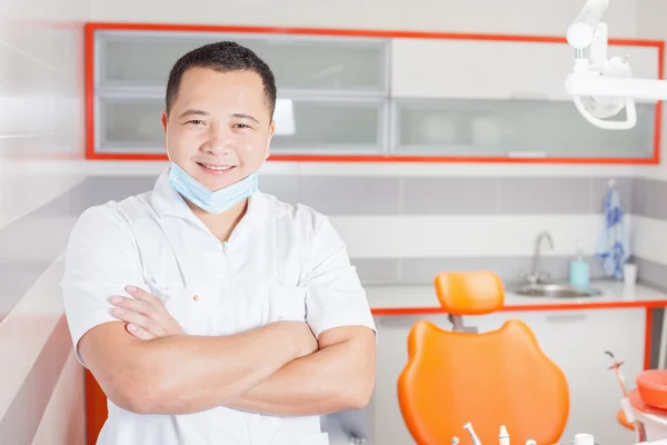 Médico dentista feliz en la clínica estomatológica . — Foto de Stock