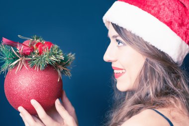 Santa şapka giymiş kız bir Noel dekorasyonu holding