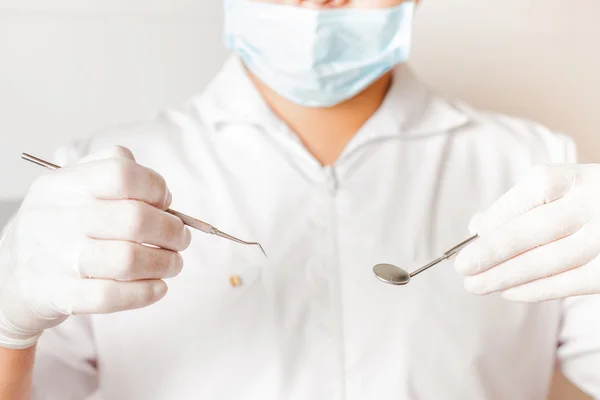 Tratamento médico dentista com ferramentas ou instrumentos dentários — Fotografia de Stock