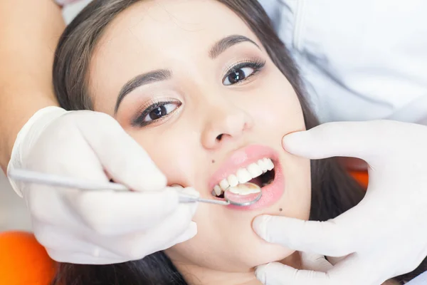 Hermosa mujer asiática sonrisa con dientes sanos blanqueamiento — Foto de Stock