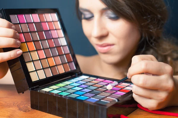 Beautiful caucasian woman doing make up — Stock Photo, Image