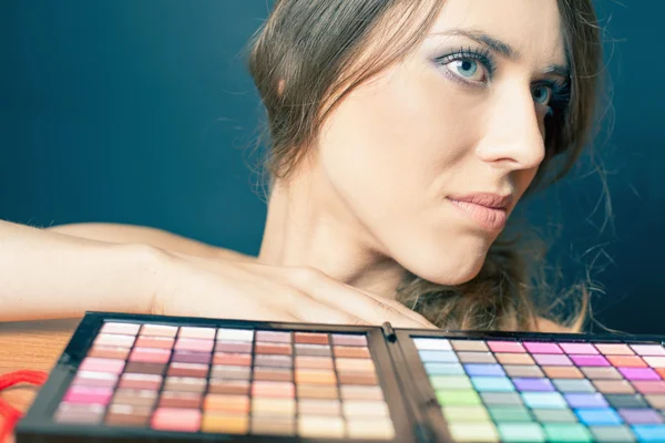 Glamor femeie cu paleta colorata pentru machiaj de moda — Fotografie, imagine de stoc