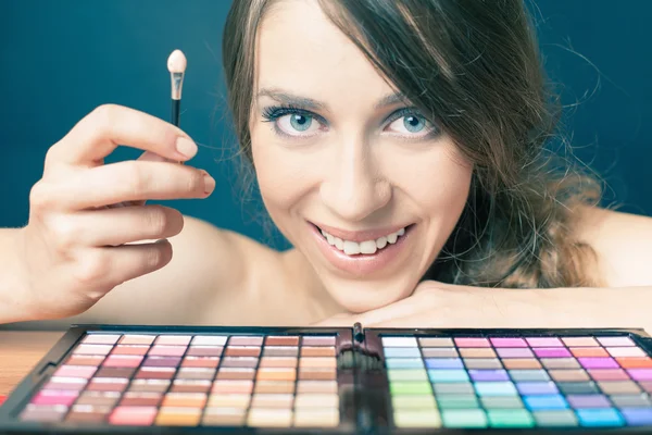 Happy woman with colorful palette for fashion makeup — Stok fotoğraf