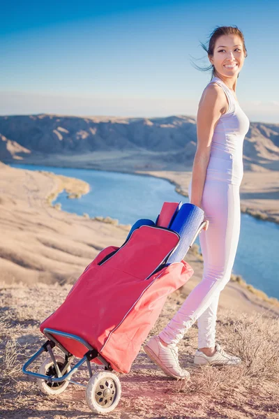 Feliz mulher asiática com tapete de ioga indo para exercícios de fitness — Fotografia de Stock