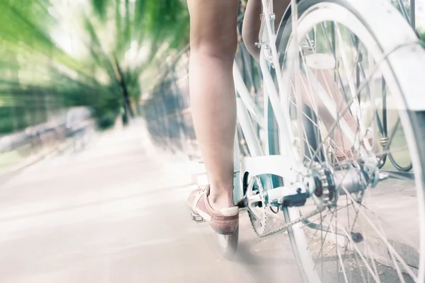 Bicicleta de ciudad vintage azul, concepto de actividad y estilo de vida saludable — Foto de Stock