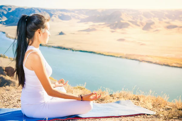 Beautiful asian woman relaxing and meditating outdoor at mountai — Stock Photo, Image