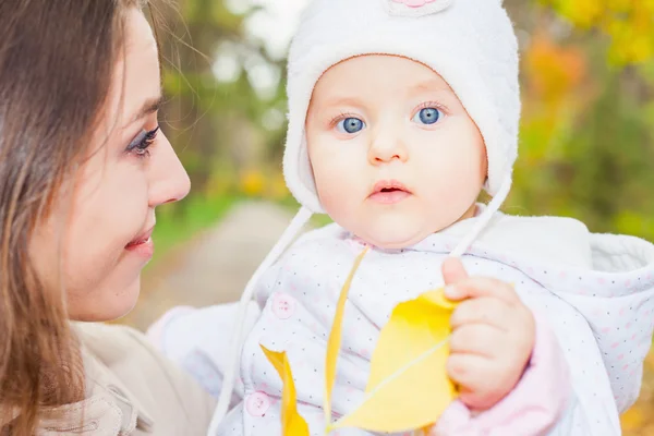 Glad mamma med sin bebis på utomhus, höst park — Stockfoto