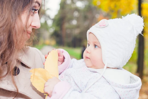 Felice madre con il suo bambino all'aperto, parco autunnale — Foto Stock