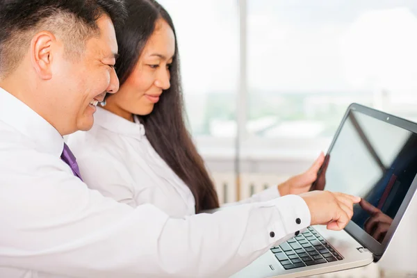 Asian business people using laptop at office — Stock Photo, Image