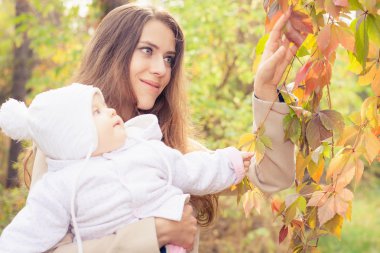 Güzel sonbahar Park'ta açık bebeğin annesiyle