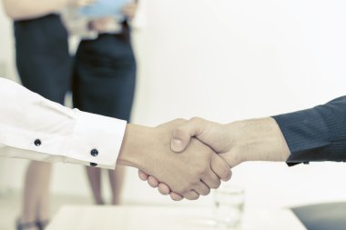 İki iş adamının el sıkışması.