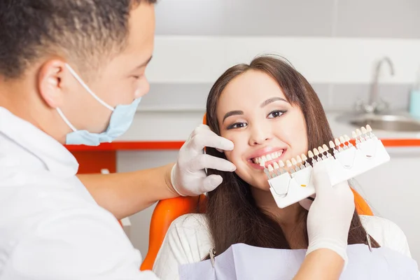 Hermosa mujer asiática sonrisa con dientes sanos blanqueamiento — Foto de Stock