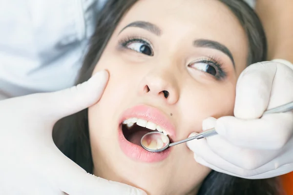 Paziente con mal di denti visitare un medico dentista . — Foto Stock