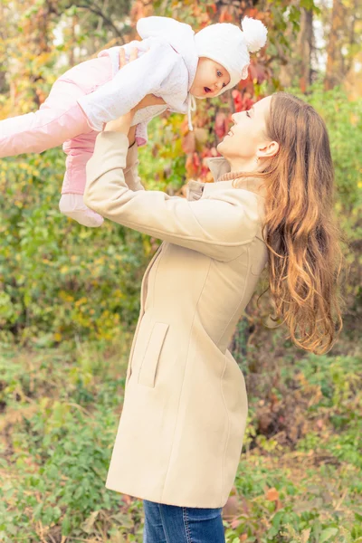 Madre de moda con su bebé al aire libre en el parque de otoño —  Fotos de Stock