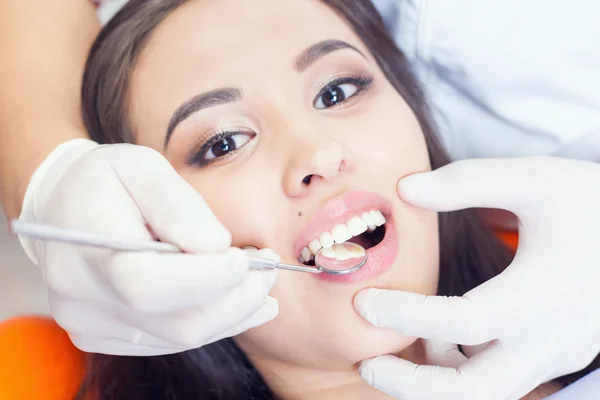 Gyönyörű ázsiai nő mosoly, az egészséges fogak, fogfehérítés — Stock Fotó