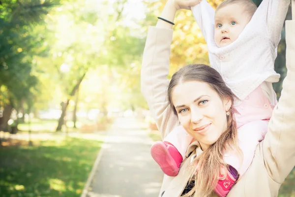 Красива мати зі своєю дитиною на відкритому повітрі в осінньому парку — стокове фото