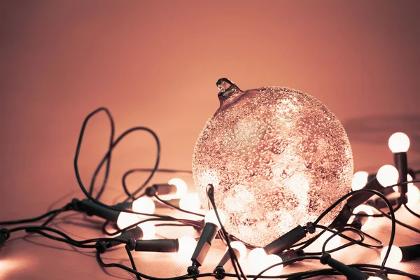 Bola decorativa con luces de guirnalda para vacaciones de Navidad — Foto de Stock