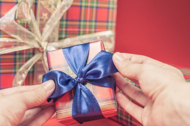 Noel hediye kutu kırmızı arka plan