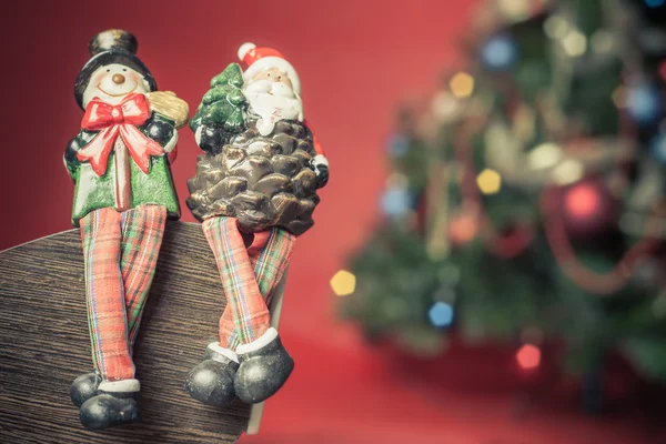 Juguete de Navidad Santa Claus y muñeco de nieve en Nochebuena — Foto de Stock